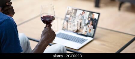 Virtuelle Weinprobe Dinner-Event Online Mit Laptop Stockfoto
