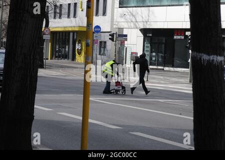 Berlin / Deutschland / 05. März 2019/ Constrast im menschlichen Leben stirbt ein junger Mann in Eile an einem eldlery-Mann in Berlin Deutschland. (Foto..Francis Joseph Dean/Dean Bilder) Stockfoto