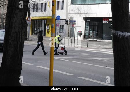 Berlin / Deutschland / 05. März 2019/ Constrast im menschlichen Leben stirbt ein junger Mann in Eile an einem eldlery-Mann in Berlin Deutschland. (Foto..Francis Joseph Dean/Dean Bilder) Stockfoto