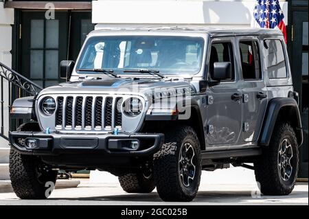 Washington, Usa. August 2021. Ein Jeep Wrangler Limited Rubicon 4xE wird vor dem Südportal des Weißen Hauses bei einer Veranstaltung geparkt, bei der der Präsident einen Executive Order unterzeichnete, um amerikanische saubere Autos und Lastwagen zu fördern. Kredit: SOPA Images Limited/Alamy Live Nachrichten Stockfoto