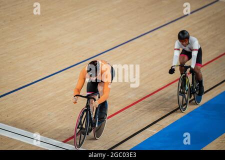 TOKIO, JAPAN - 4. AUGUST: Jair Tjon en Fa aus Suriname und Harrie Lavreysen aus den Niederlanden kämpfen während der Olympischen Spiele 2020 in Tokio auf dem Izu Velodrome am 4. August 2021 im japanischen Tokio (Foto: Yannick Verhoeven/Orange Picles) NOCNSF beim Sprint 1/8-Finale der Männer Stockfoto