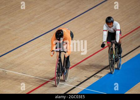 TOKIO, JAPAN - 4. AUGUST: Jair Tjon en Fa aus Suriname und Harrie Lavreysen aus den Niederlanden kämpfen während der Olympischen Spiele 2020 in Tokio auf dem Izu Velodrome am 4. August 2021 im japanischen Tokio (Foto: Yannick Verhoeven/Orange Picles) NOCNSF beim Sprint 1/8-Finale der Männer Stockfoto