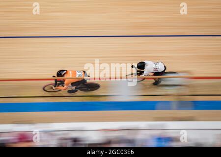 TOKIO, JAPAN - 4. AUGUST: Jair Tjon en Fa aus Suriname und Harrie Lavreysen aus den Niederlanden kämpfen während der Olympischen Spiele 2020 in Tokio auf dem Izu Velodrome am 4. August 2021 im japanischen Tokio (Foto: Yannick Verhoeven/Orange Picles) NOCNSF beim Sprint 1/8-Finale der Männer Stockfoto