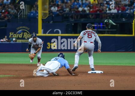 St. Petersburg, Florida. USA; Tampa Bay Rays Shortstop Wander Franco (5) stiehlt die zweite Basis, während der Boston Red Sox-Mittelfeldspieler Enrique Hernandez (5) die Bucht bucht Stockfoto