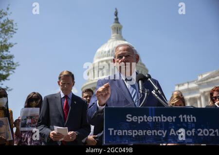 Der US-Senator Bob Menendez (Demokrat von New Jersey) spricht mit dem US-Senator Richard Blumenthal (Demokrat von Connecticut) auf einer Pressekonferenz über den Transparency Act vom 11. September auf dem Capitol Hill in Washington, DC, USA am 5. August 2021. Foto von Aaron Schwartz/CNP/ABACAPRESS.COM Stockfoto