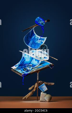 Blaue Aquarell Stillleben mit Balancing Konstruktion, Pinsel, Paletten und andere Künstler Stockfoto