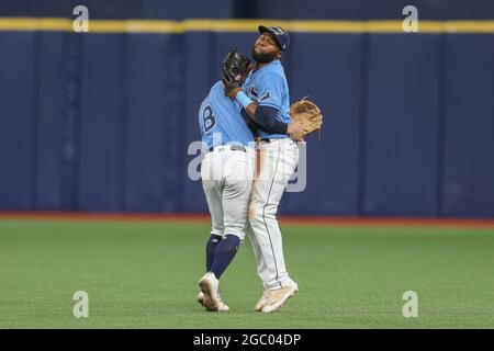 St. Petersburg, Florida. USA; Tampa Bay Rays der zweite Baseman Brandon Lowe (8) umarmt den rechten Feldspieler Manuel Margot (13), als die Rays die Serie n bekamen Stockfoto