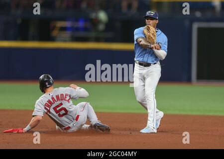 St. Petersburg, Florida. USA; Tampa Bay Rays Shortstop Wander Franco (5) holt sich den zweiten Platz auf dem Boston Red Sox Center Fielder Enrique Hernandez (5) und Stockfoto