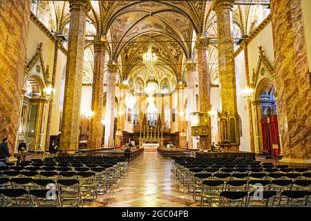 Innenraum der Kathedrale San Lorenzo in Perugia Italien Stockfoto