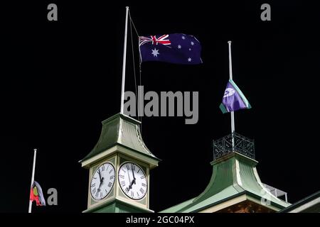 SYDNEY, AUSTRALIEN - 10. APRIL: Australische Flagge am Halbmast in Bezug auf den Tod von Prince Phillip während des 5. NRL-Spiels der Sydney Roosters und Cronulla Sharks am 10. April 2021 auf dem Sydney Cricket Ground in Sydney, Australien. Quelle: Pete Dovgan/Speed Media/Alamy Live News Stockfoto