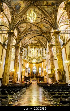 Innenraum der Kathedrale San Lorenzo in Perugia Italien Stockfoto