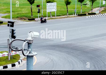 CCTV-Kameras auf der Überführung zur Aufzeichnung auf der Straße für Sicherheits- und Verkehrsverstöße. Stockfoto