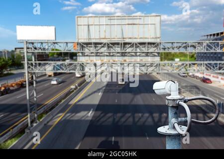 CCTV-Kameras auf der Überführung zur Aufzeichnung auf der Straße für Sicherheits- und Verkehrsverstöße. Stockfoto