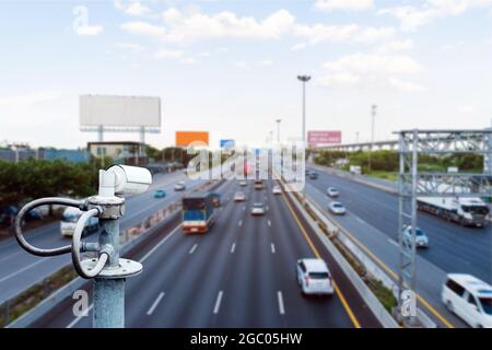 CCTV-Kameras auf der Überführung zur Aufzeichnung auf der Straße für Sicherheits- und Verkehrsverstöße. Stockfoto