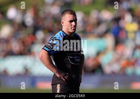 SYDNEY, AUSTRALIEN - 11. APRIL: Jacob Liddle of the Tigers erwärmt sich während des 5. NRL-Spiels zwischen den Wests Tigers und den North Queensland Cowboys am 11. April 2021 in Leichhardt Oval in Sydney, Australien. Quelle: Pete Dovgan/Speed Media/Alamy Live News Stockfoto