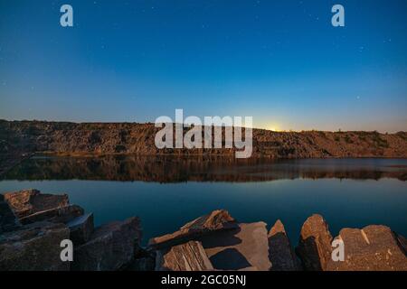 Kleiner See, umgeben von Steinabfällen aus Minenarbeiten Stockfoto