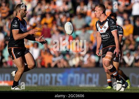 SYDNEY, AUSTRALIEN - 11. APRIL: Jacob Liddle von den Tigern übergibt sich während des 5. NRL-Spiels zwischen den Wests Tigers und den North Queensland Cowboys am 11. April 2021 in Leichhardt Oval in Sydney, Australien, an Alex Twal von den Tigers. Quelle: Pete Dovgan/Speed Media/Alamy Live News Stockfoto