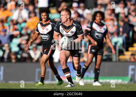 SYDNEY, AUSTRALIEN - 11. APRIL: Jacob Liddle von den Tigers wird am 11. April 2021 im Leichhardt Oval in Sydney, Australien, im NRL-Spiel der Runde fünf zwischen den Wests Tigers und den North Queensland Cowboys bestehen. Quelle: Pete Dovgan/Speed Media/Alamy Live News Stockfoto