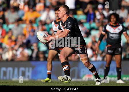 SYDNEY, AUSTRALIEN - 11. APRIL: Jacob Liddle von den Tigers wird am 11. April 2021 im Leichhardt Oval in Sydney, Australien, im NRL-Spiel der Runde fünf zwischen den Wests Tigers und den North Queensland Cowboys bestehen. Quelle: Pete Dovgan/Speed Media/Alamy Live News Stockfoto