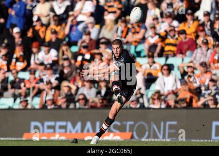 SYDNEY, AUSTRALIEN - 11. APRIL: Jacob Liddle von den Tigers versucht eine Konvertierung während des 5. NRL-Spiels zwischen den Wests Tigers und den North Queensland Cowboys am 11. April 2021 in Leichhardt Oval in Sydney, Australien. Quelle: Pete Dovgan/Speed Media/Alamy Live News Stockfoto