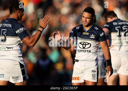 SYDNEY, AUSTRALIEN - 11. APRIL: Valentine Holmes von den Cowboys gratuliert Murray Taulagi von den Cowboys, nachdem er während des NRL-Spiels der Runde fünf zwischen den Wests Tigers und den North Queensland Cowboys am 11. April 2021 in Leichhardt Oval in Sydney, Australien, einen Versuch erzielte. Quelle: Pete Dovgan/Speed Media/Alamy Live News Stockfoto