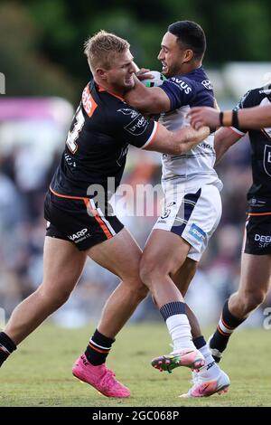 SYDNEY, AUSTRALIEN - 11. APRIL: Luke Garner von den Tigers stellt sich Valentine Holmes von den Cowboys während des 5. NRL-Spiels zwischen den Wests Tigers und den North Queensland Cowboys am 11. April 2021 in Leichhardt Oval in Sydney, Australien, vor. Quelle: Pete Dovgan/Speed Media/Alamy Live News Stockfoto