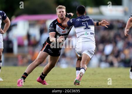 SYDNEY, AUSTRALIEN - 11. APRIL: Luke Garner von den Tigers stellt sich Valentine Holmes von den Cowboys während des 5. NRL-Spiels zwischen den Wests Tigers und den North Queensland Cowboys am 11. April 2021 in Leichhardt Oval in Sydney, Australien, vor. Quelle: Pete Dovgan/Speed Media/Alamy Live News Stockfoto