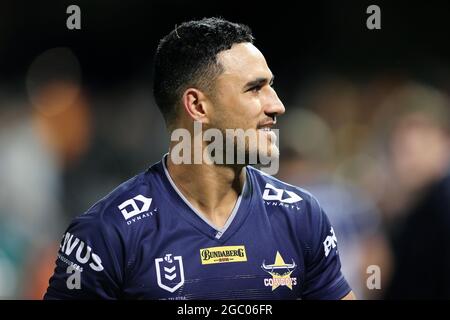 SYDNEY, AUSTRALIEN - 11. APRIL: Valentine Holmes von den Cowboys feiert mit seinen Fans während des 5. NRL-Spiels zwischen den Wests Tigers und den North Queensland Cowboys am 11. April 2021 im Leichhardt Oval in Sydney, Australien. Quelle: Pete Dovgan/Speed Media/Alamy Live News Stockfoto
