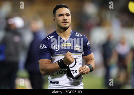 SYDNEY, AUSTRALIEN - 11. APRIL: Valentine Holmes von den Cowboys feiert mit seinen Fans während des 5. NRL-Spiels zwischen den Wests Tigers und den North Queensland Cowboys am 11. April 2021 im Leichhardt Oval in Sydney, Australien. Quelle: Pete Dovgan/Speed Media/Alamy Live News Stockfoto