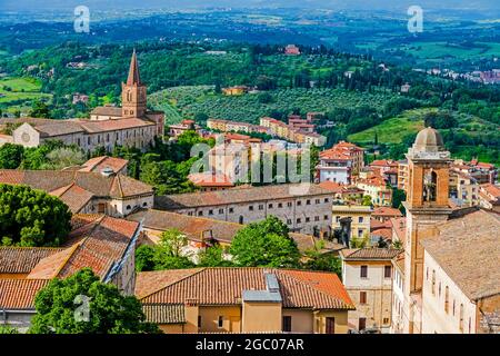 Dächer und hügelige umbrische Hügel in Perugia Italien Stockfoto