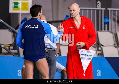 TOKIO, JAPAN - 6. AUGUST: Ioannis Fountoulis aus Griechenland, Denes Varga aus Ungarn während des Halbfinalspiels der Männer beim Olympischen Wasserball-Turnier Tokio 2020 zwischen Griechenland und Ungarn am 6. August 2021 im Tatsumi Waterpolo Center in Tokio, Japan (Foto: Marcel ter Bals/Orange Picles) Stockfoto