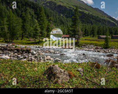 Glaskugel schwimmend, Fluss in österreichischen alpen, Dorfer Tal im Nationalpark hohe Tauern, sonniger Sommertag Stockfoto