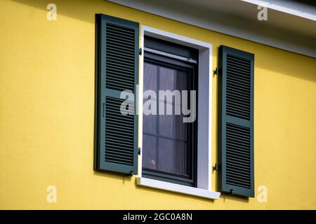 Fenster mit neuem Holz-Klappfenster Stockfoto