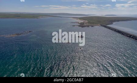 Eine Luftaufnahme der Churchill-Barrieren in Orkney, Schottland, Großbritannien Stockfoto