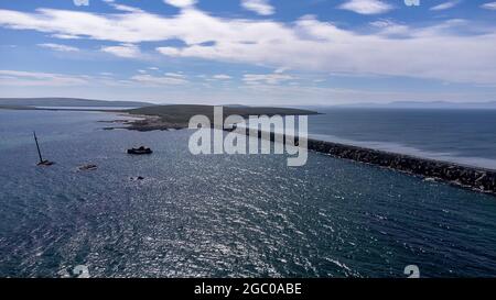 Eine Luftaufnahme der Churchill-Barrieren in Orkney, Schottland, Großbritannien Stockfoto