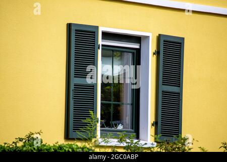 Fenster mit neuem Holz-Klappfenster Stockfoto