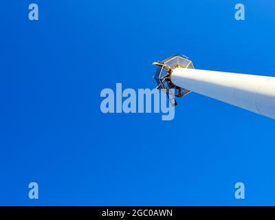 Blauer Himmel klar hinter einem marinen Verkehrsradarturm vor einem großen Hafen mit Kopierraum. Landguard, Felixstowe, Suffolk, East Anglia, Großbritannien. Stockfoto