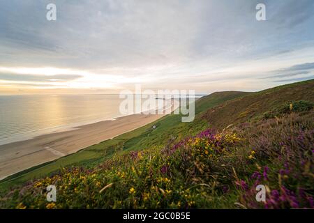 Blick auf den Strand von Rhossili Bay bei Sonnenuntergang von der Spitze der Rhossili Downs, Gower Peninsula, South Wales, Großbritannien Stockfoto