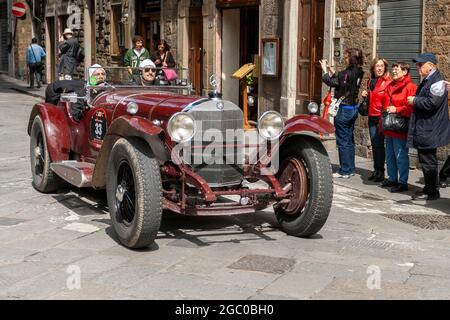 Florenz, Italien - 8. Mai 2010: MERCEDES-BENZ SSK (1928) bei der Rallye Mille Miglia 2010 auf einer belebten Straße in Florenz. Stockfoto