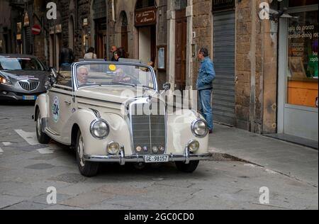 Florenz, Italien - 8. Mai 2010: MERCEDES-BENZ Coupé bei der Rallye Mille Miglia 2010 auf einer belebten Straße in Florenz. Stockfoto