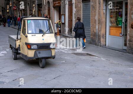 Florenz, Italien - 8. Mai 2010: Piaggio Ape 50 auf einer belebten Straße in Florenz. Stockfoto