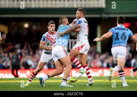 SYDNEY, AUSTRALIEN - 25. APRIL: Jared Waerea-Hargreaves of the Roosters wird von Tariq Sims of the Dragons während des NRL-Spiels der sieben Runden zwischen den Sydney Roosters und St. George Illawarra Dragons am 25. April 2021 auf dem Sydney Cricket Ground in Sydney, Australien, angegangen. Quelle: Steven Markham/Speed Media/Alamy Live News Stockfoto