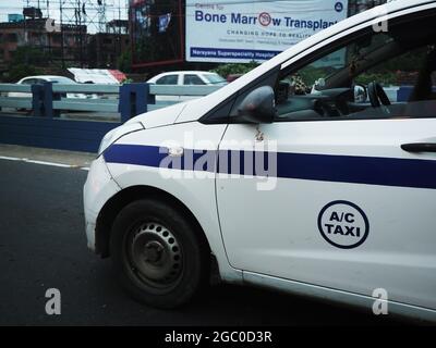 KALKUTTA, INDIEN - 05. Aug 2021: Swift Dzire Auto arbeitet als Taxi mit Passagieren zum Ziel, Blur Motion Fahrzeug mit selektivem Fokus auf die Stockfoto