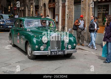 Florenz, Italien - 8. Mai 2010: JAGUAR Mark VII Limousine (1954) bei der Rallye Mille Miglia 2010 auf einer belebten Straße in Florenz. Stockfoto