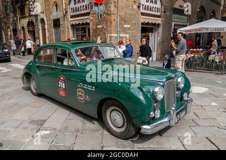 Florenz, Italien - 8. Mai 2010: JAGUAR Mark VII Limousine (1954) bei der Rallye Mille Miglia 2010 auf einer belebten Straße in Florenz. Stockfoto