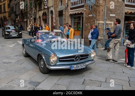 Florenz, Italien - 8. Mai 2010: Mercedes-Benz W113 Cabriolet bei der Rallye Mille Miglia 2010 auf einer belebten Straße in Florenz. Stockfoto