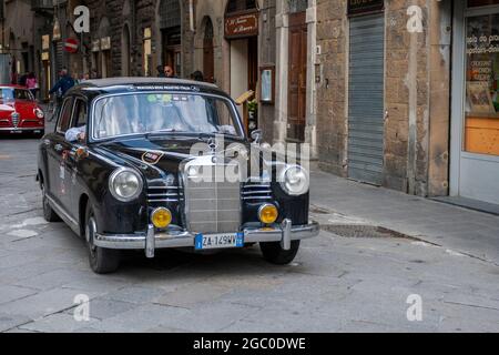 Florenz, Italien - 8. Mai 2010: In der Rallye Mille Miglia 2010 Ausgabe auf einer belebten Straße in Florenz. Stockfoto