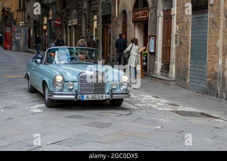 Florenz, Italien - 8. Mai 2010: MERCEDES-BENZ Cabriolet bei der Rallye Mille Miglia 2010 auf einer belebten Straße in Florenz. Stockfoto