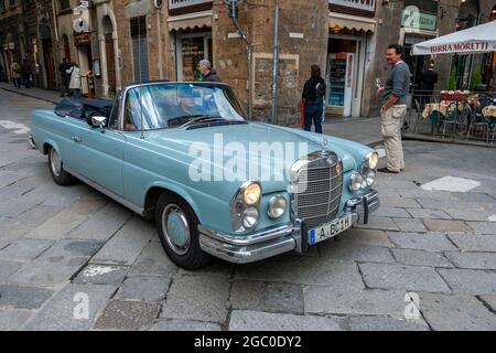 Florenz, Italien - 8. Mai 2010: MERCEDES-BENZ Cabriolet bei der Rallye Mille Miglia 2010 auf einer belebten Straße in Florenz. Stockfoto