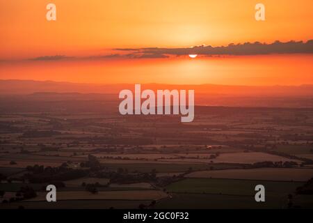 Juli Sonnenuntergang über den Shropshire Hills vom Gipfel des Wrekin in der Nähe von Telford West Midlands, England Stockfoto